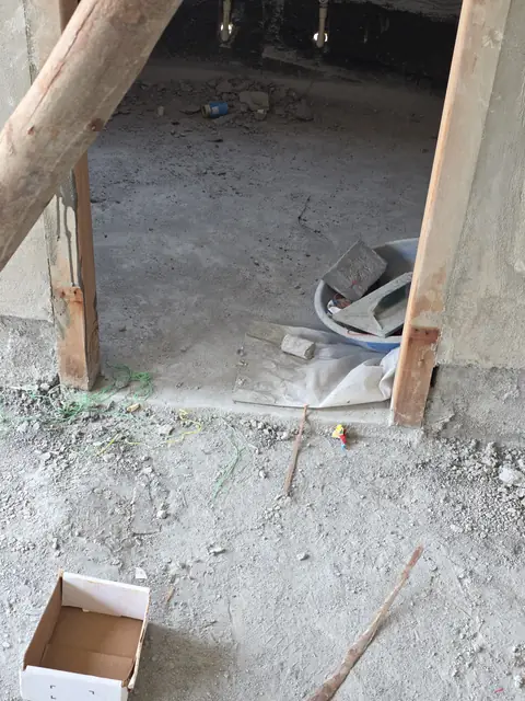 Timber props supporting the slab above - Mr. Arjun project, RR Nagar