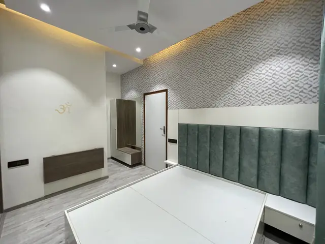 Bedroom bed facing panelled wall - Mr. Nagaraj project, Bangalore