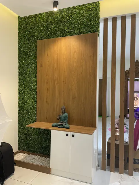Foyer with green wall and slatted screen - Mr. Ranjith project, Bangalore