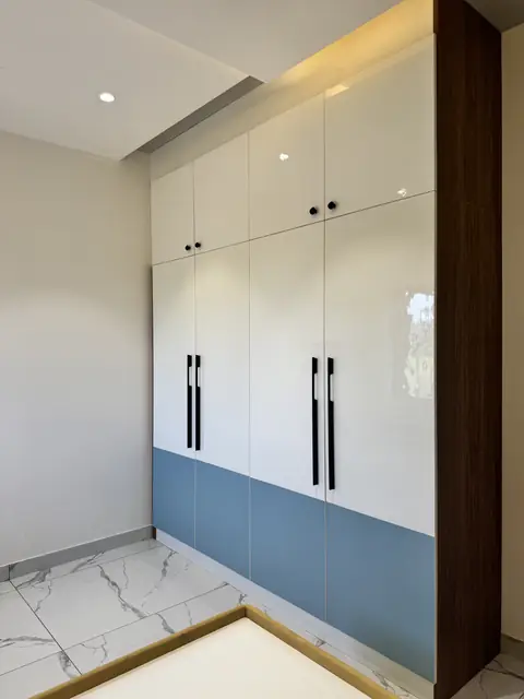 Wardrobe run along bedroom side wall - Mr. Ranjith project, Bangalore