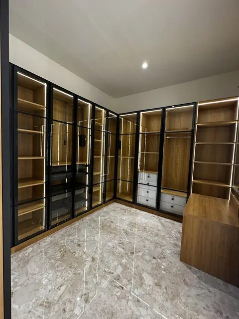 Walk-in wardrobe with tiled flooring - Mr. Siddanth project, Bangalore