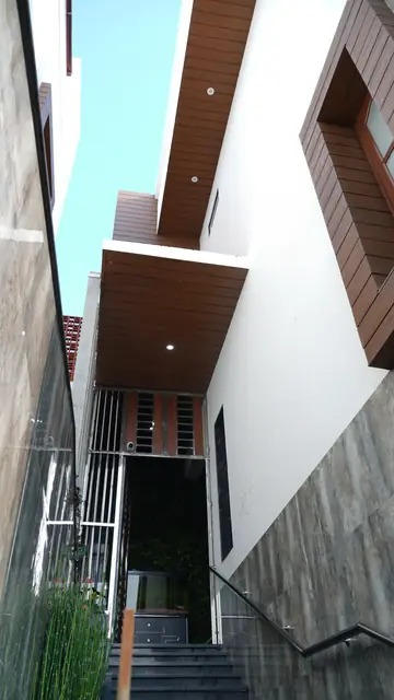 Narrow side passage between wall and screen - Mr. Siddanth project, Bangalore
