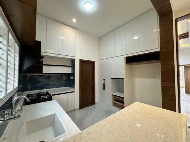 Kitchen with chimney, hob and sink - Mr. Umesh project, Bangalore