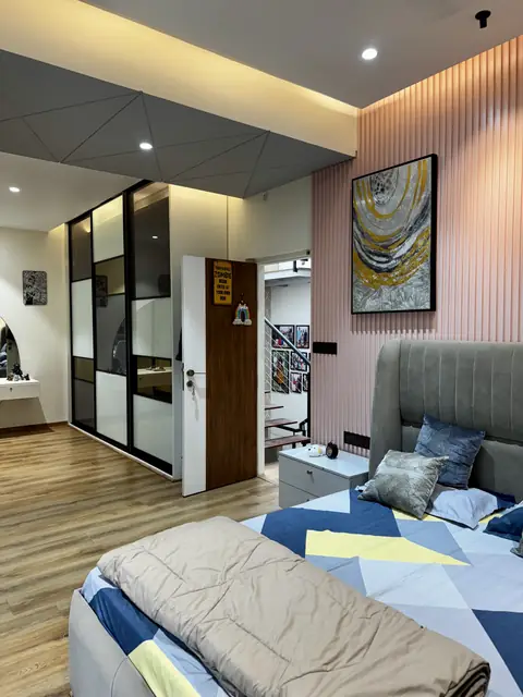 Bedroom with mirrored wardrobe and cove lighting - Ms. Rashmi project, Bangalore